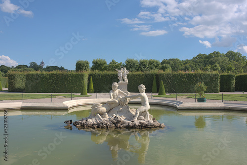Obraz na płótnie Viennese Statues and pond w salonie