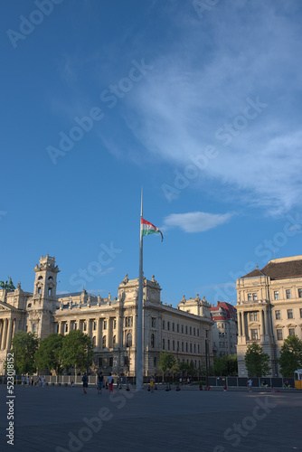 Obraz na płótnie Hungarian flag in main square w salonie