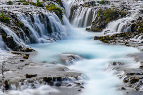 malerischer Wasserfall mit blauem verschwommenem Wasser