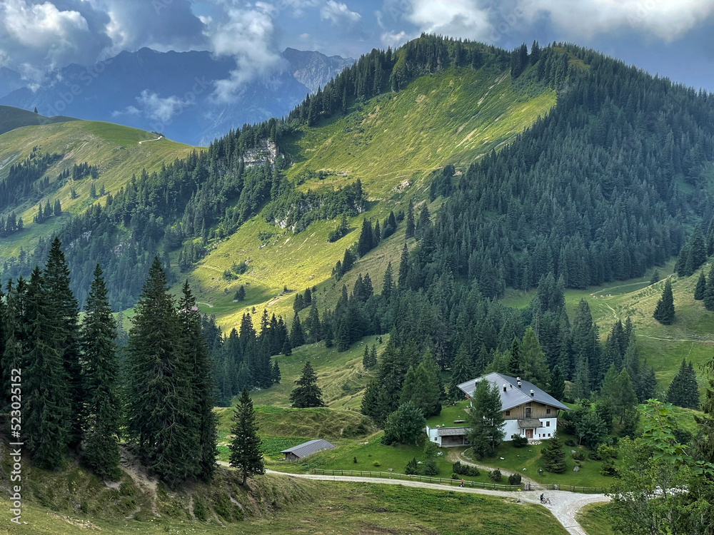 Blick nach unten auf eine Hütte im Geigelstein-Gebiet, Alpen, Chiemgau, Bayern, Deutschland