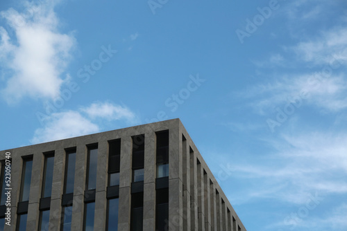 Haus Fassade in Berlin und Blauer Himmel © klaus