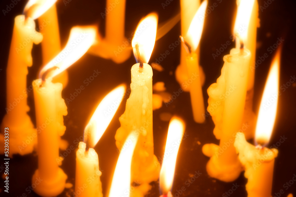 Φωτογραφία Close-Up Of Burning Candles Against Black Background during diwali festival