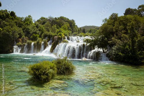 Fototapeta Naklejka Na Ścianę i Meble -  Paisaje de cascadas en parque natural con agua cristalina rocas y arboles de un viaje de turismo por Croacia europa
