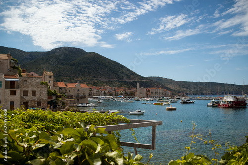 viaje de turismo por las islas de croacia  europa  con sus aguas cristalinas azul turquesa  barcos y paisajes paradisiacos