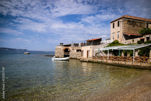 viaje de turismo por las islas de croacia, europa, con sus aguas cristalinas azul turquesa, barcos y paisajes paradisiacos photo