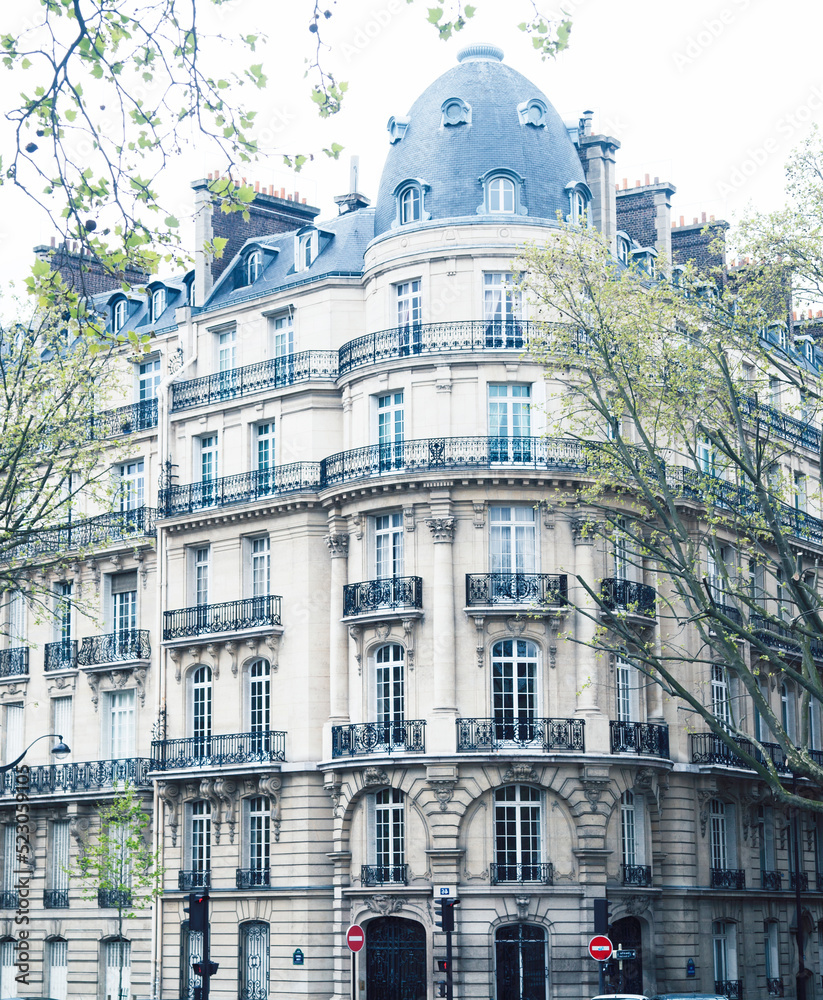 Obraz premium houses on french streets of Paris. citylife concept. regular view