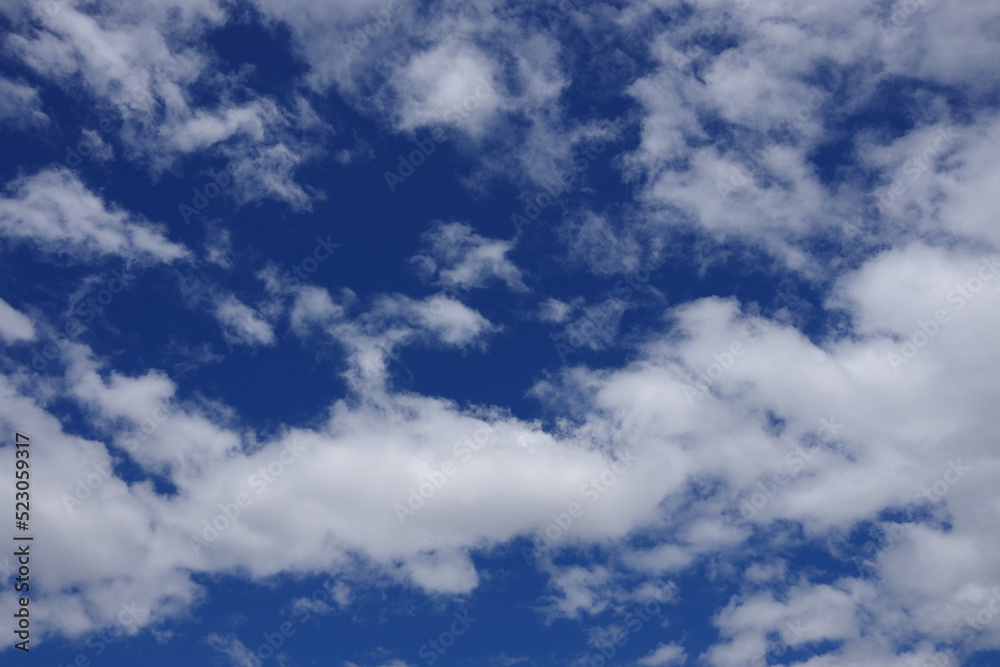 Obraz premium High clouds formation in the blue California springtime sky