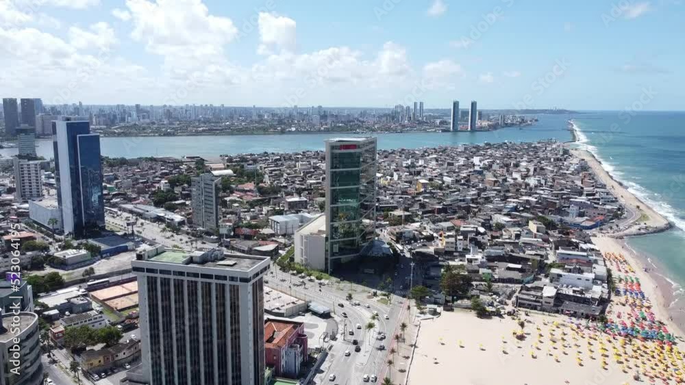 Vista panorâmica aérea dos Bairros do Pina e Brasilia Teimosa Recife, Pernambuco com vista centro da cidade ao fundo - drone video