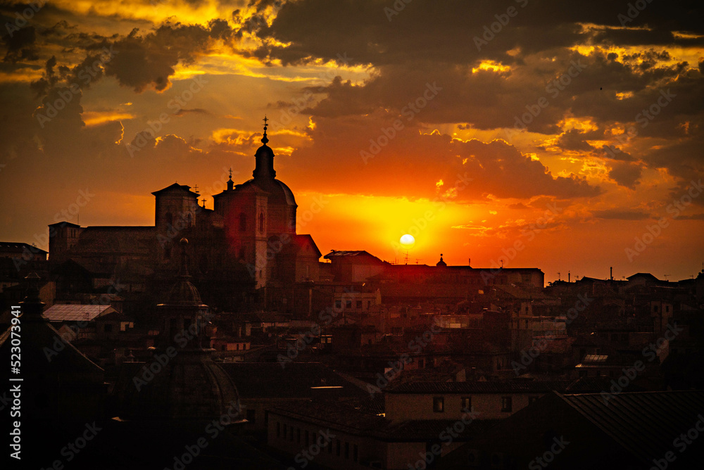 Impresionante vista panorámica de la hermosa puesta de sol sobre el casco antiguo de Toledo. Destino de viaje España