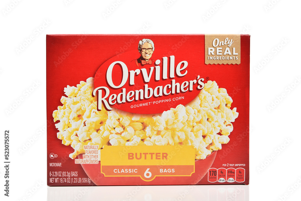 Foto de IRVINE, CALIFORNIA 12 AUG 2022 A 6 count package of Orville Redenbachers microwave