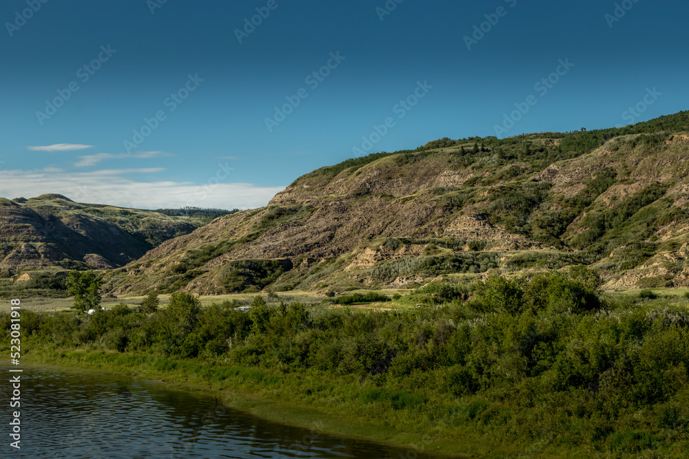 Naklejka premium Badflands in summer colours under a blue sky toleman Natural Area Kneehill County Alberta Canada