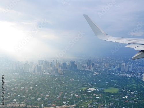 フィリピンのマニラ上空（飛行機の機内からの景色）