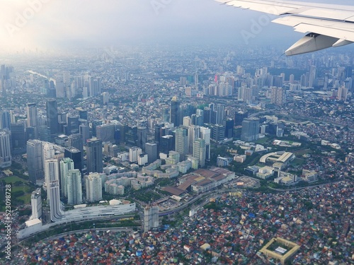 フィリピンのマニラの高層ビル群（飛行機の機内からの景色） photo