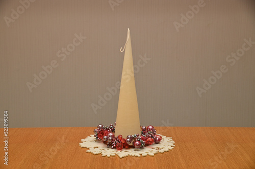 クリスマスパーティー用の円錐型のロウソクの飾りと円形の敷物