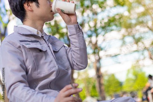 Foto 休憩中にコーヒーを飲む作業員
