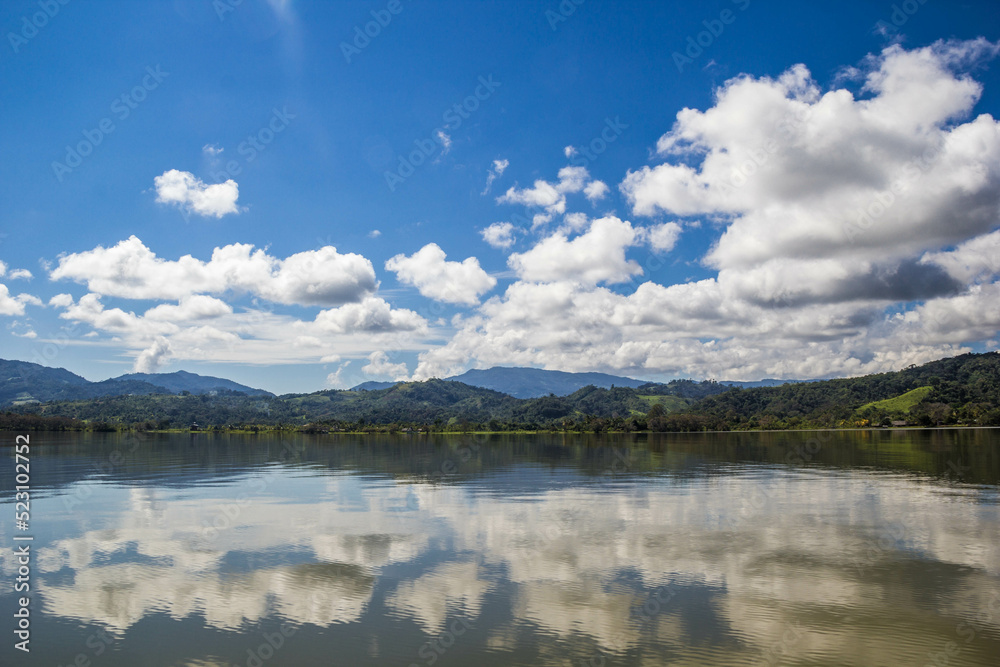 Reflejos en la Laguna Azul, Distrito Sauce, Tarapoto, San Martín - Perú