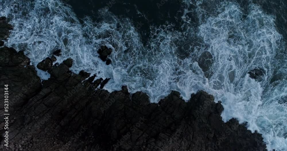olas sobre rocas, playa