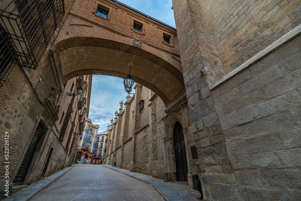 Impresionante vista panorámica de la hermosa puesta de sol sobre el casco antiguo de Toledo. Destino de viaje España	