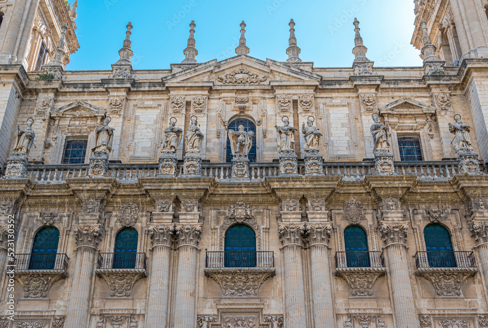 Detalle parte alta fachada principal estilo barroco de la catedral de Jaén, España