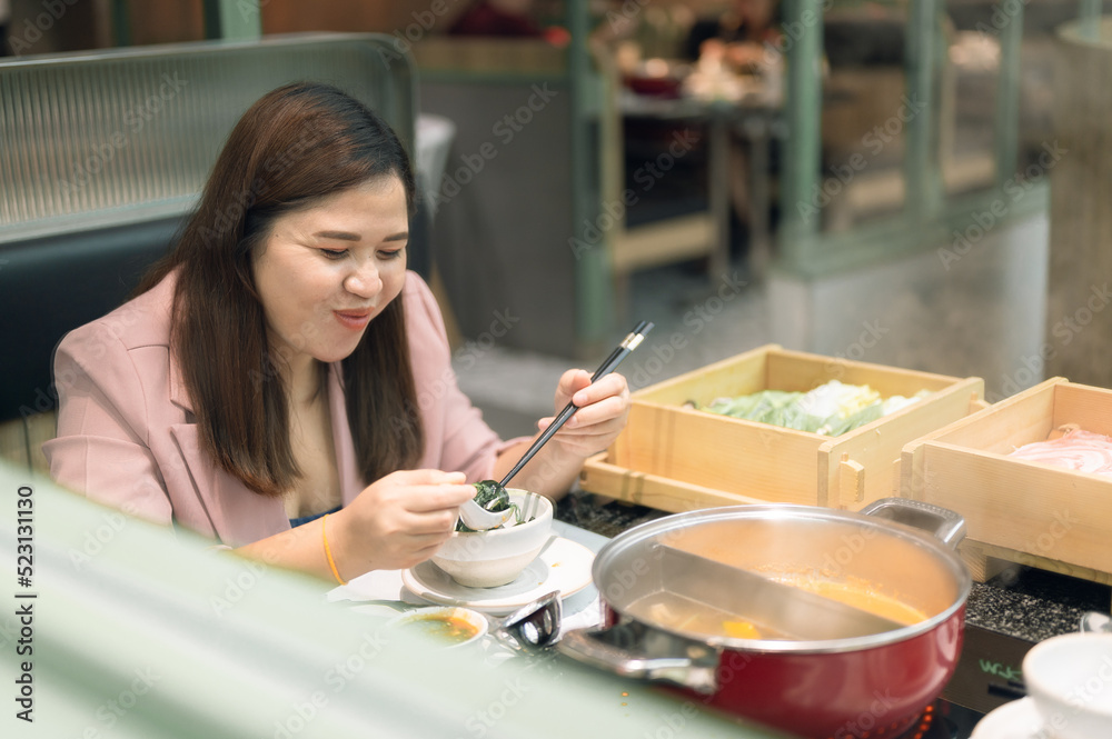 Asian women are happy to eat at the restaurant. Asian women are happy to eat at the restaurant.