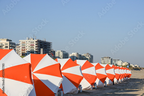 Belgique Flandre mer du nord Littoral côte belge plage ocean vacances Vlanderen Belgie Belgium parasol soleil immobilier logement appartement