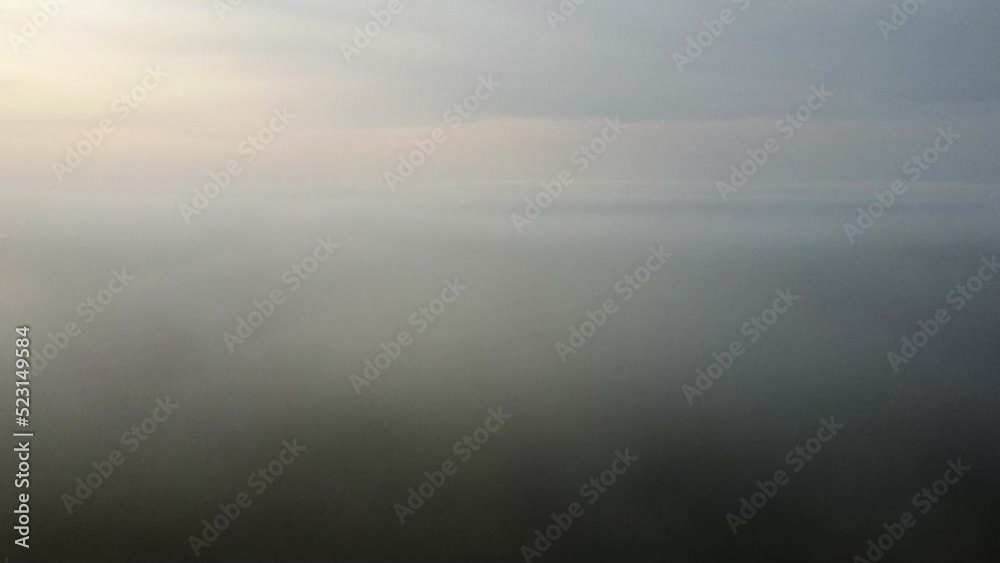 Toma aérea de dron por encima de las nubes al atardecer en el cielo
