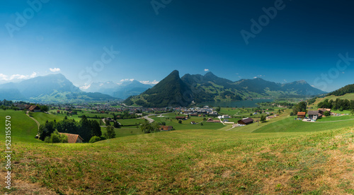 Panorama letniej łąki w Szwajcarii © Adam Kraszewski