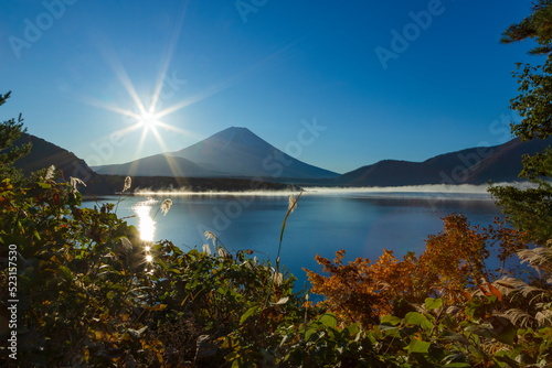 富士山と日の出の風景 山梨県富士河口湖町本栖湖にて