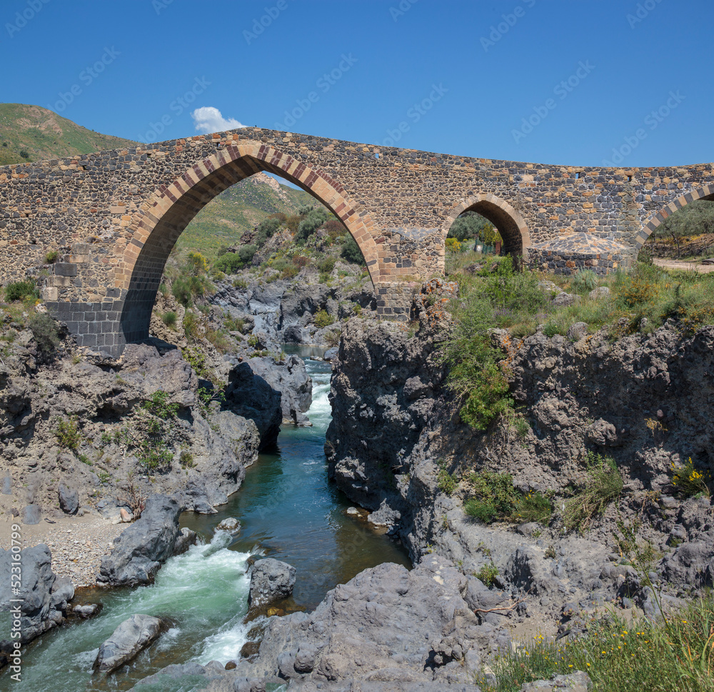 Centuripe e Adrano. Catania. Ponte Saraceno sul fiume Simeto