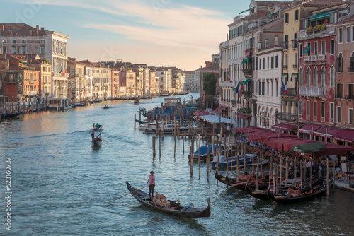 Venezia. Veduta delle Rive del Canal Grande con gondole e Palazzi dal Ponte di Rialto