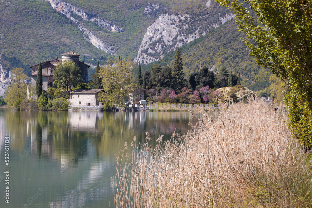 Madruzzo, Trento. Castel Toblino, Situato nella valle dei Laghi tra Padergnone e Sarche 