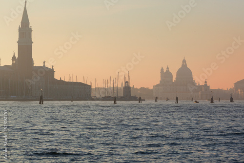 Venezia. Bacino di San Marco con San Giorgio Maggiore e La Salute al tramonto