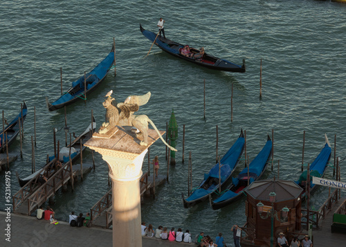 Venezia. Veduta dall' alto della Colonna di San Marco con il leone marciano e gondole in bacino