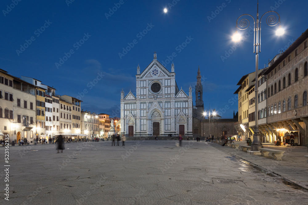 Firenze. Basilica di Santa Croce  nella piazza omonima al crepuscolo.

