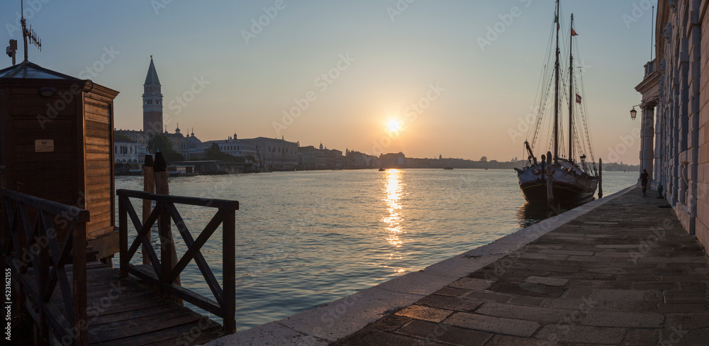 Venezia. Fondamenta della Dogana da Mar all' alba verso San Marco