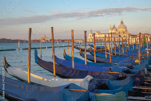 Venezia. Gondole ancorate al Bacino di san Marco verso La Salute © Guido