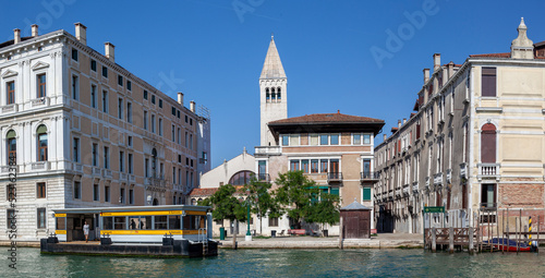 Venezia. Chiesa e campo di San Samuele a fianco di Palazzo Grassi e di Palazzo Malipiero. sul canal grande con stazione dei vaporetti.
