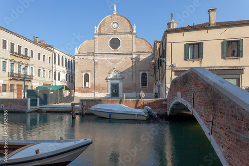 Venezia, Dorsoduro. Facciata con ponte sul canale della Chiesa di Santa Maria del Carmelo o dei Carmini
 photo
