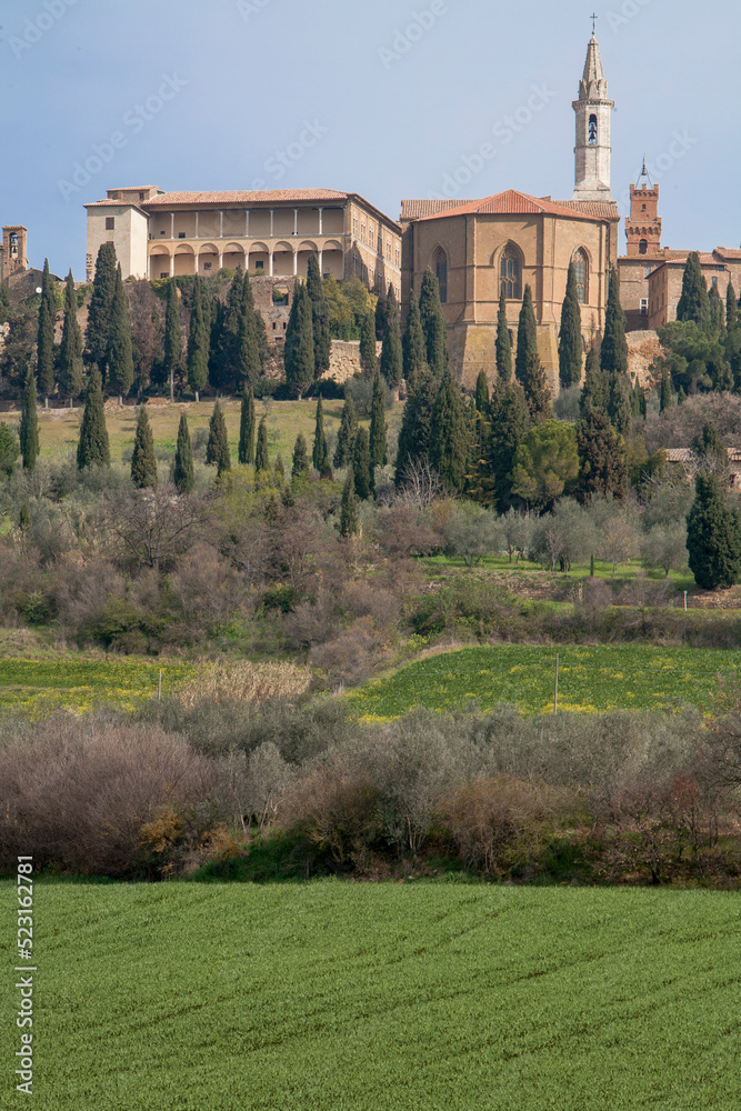 Pienza, Siena. veduta dell' abside della cattedrale e della facciata di Palazzo Tornabuoni.