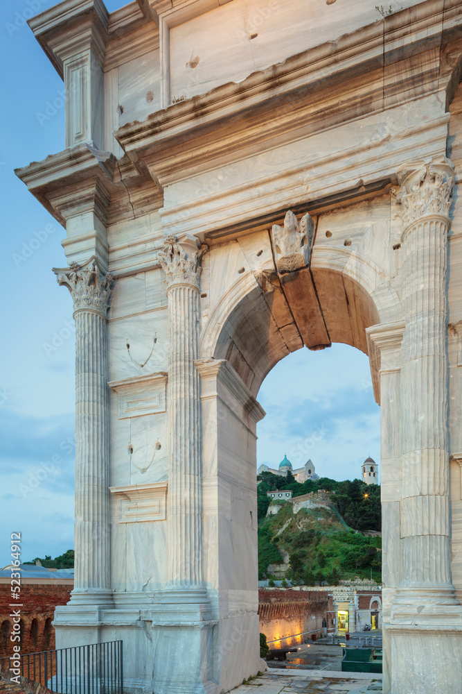 Obraz premium Ancona. Arco di Traiano nel porto 