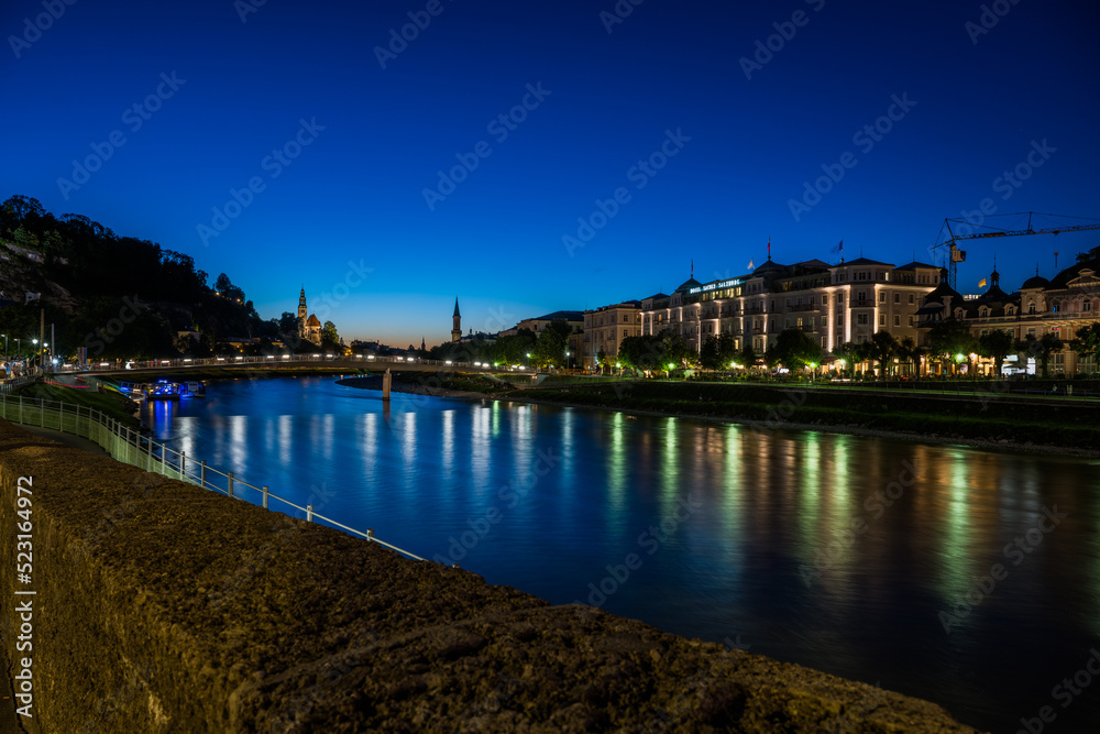 Salzach in Salzburg mit Feingoldsteg zur blauen Stunde Salzach in Salzburg mit Feingoldsteg zur blauen Stunde