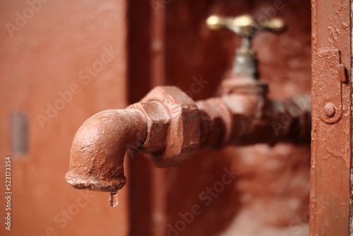 Water is dripping from the tap outside the house. Z kranu na zewn  trz domu kapie woda.
