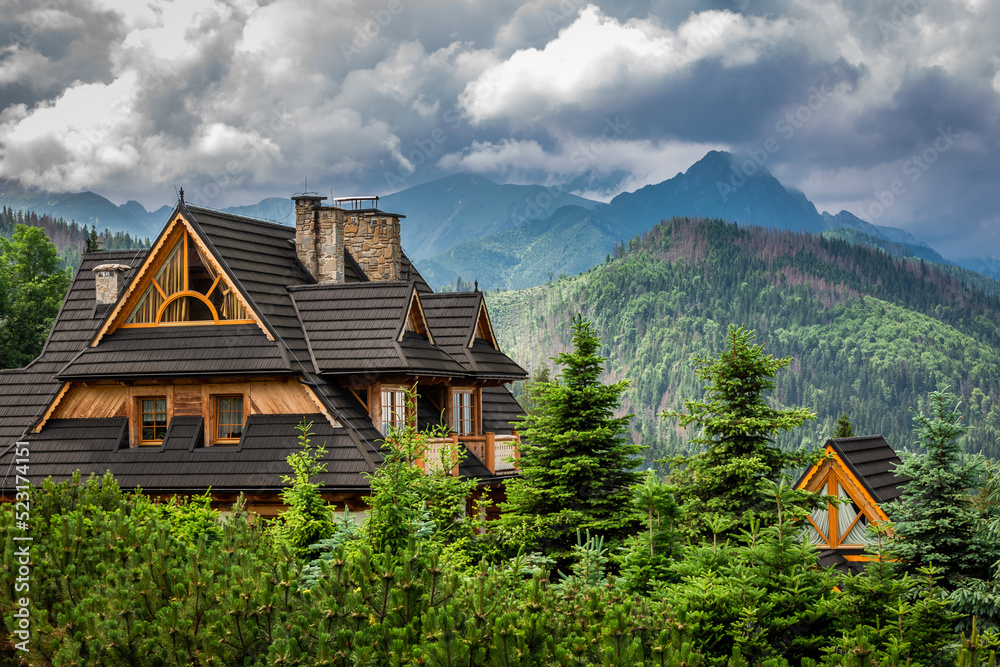 Wooden house in Tatra mountain in summer - obrazy, fototapety, plakaty 