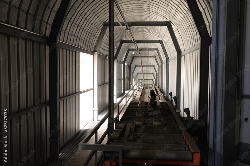 Obraz premium seilbahn in alter fabrik auf schienensystem im blechtunnel