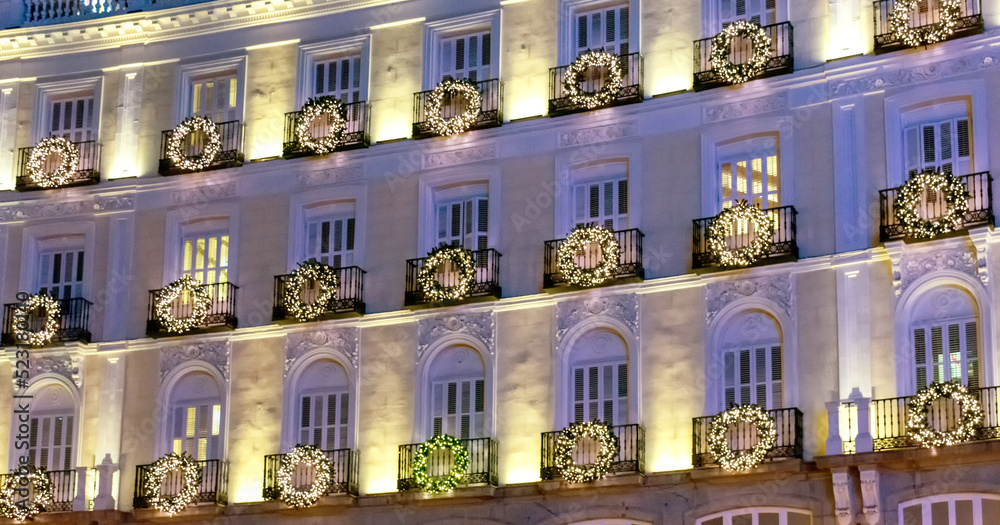 Edificio de la puerta del sol iluminado y adornado en Navidad, Madrid, España