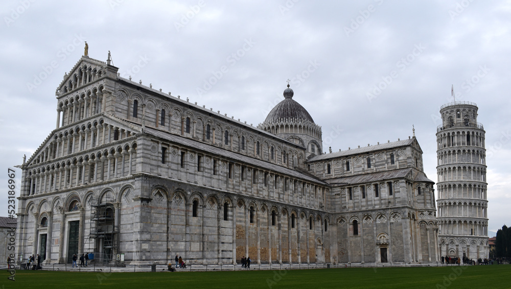 Campo dei Miracoli a Pisa (Italy), con duomo e torre pendente