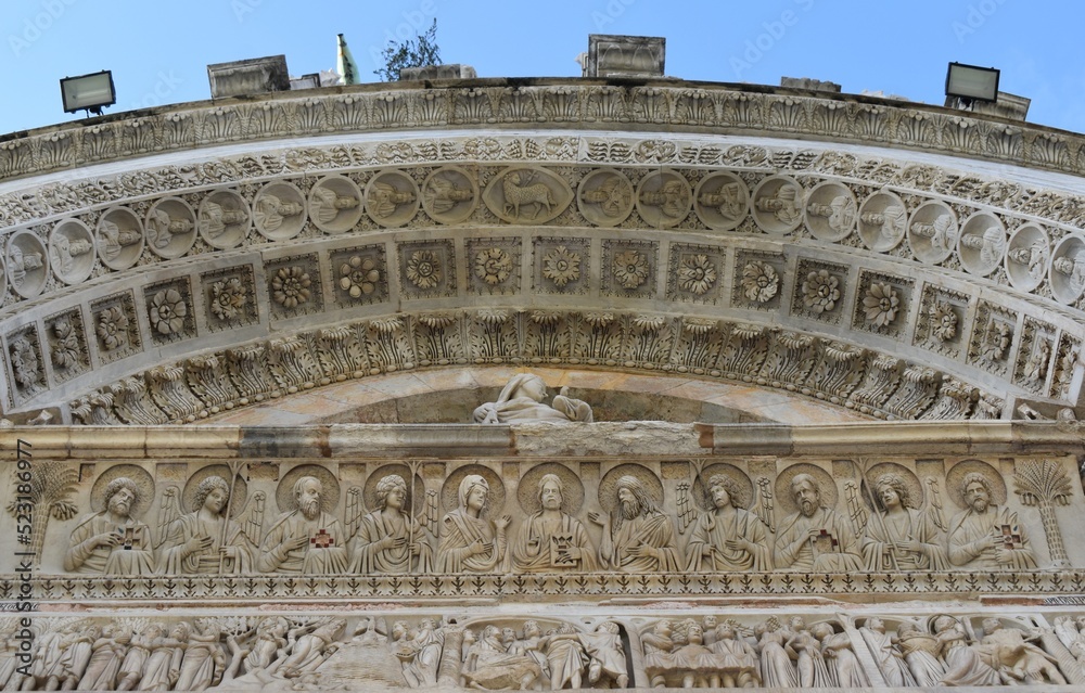 Obraz premium Lunetta del portale del Battistero romanico di San Giovanni a Pisa (Italy)