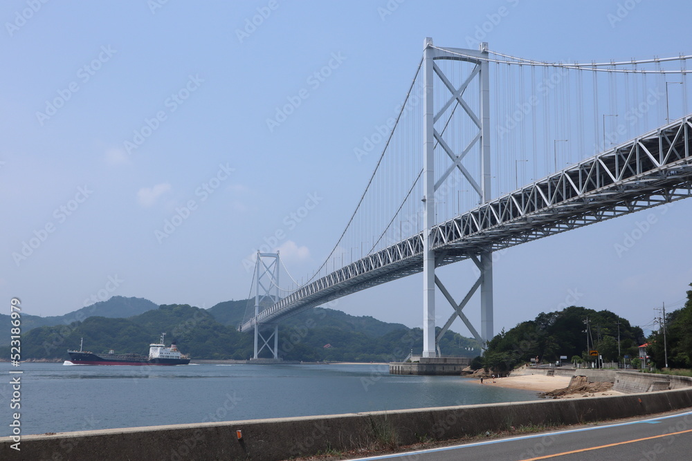 広島県尾道市しまなみ海道の因島大橋を見上げて 広島県尾道市しまなみ海道の因島大橋を見上げて
