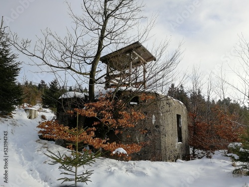 Foto Winter Lookout Tower with Shelter Built on Concrete Bunker in Czech Sudeten Bord