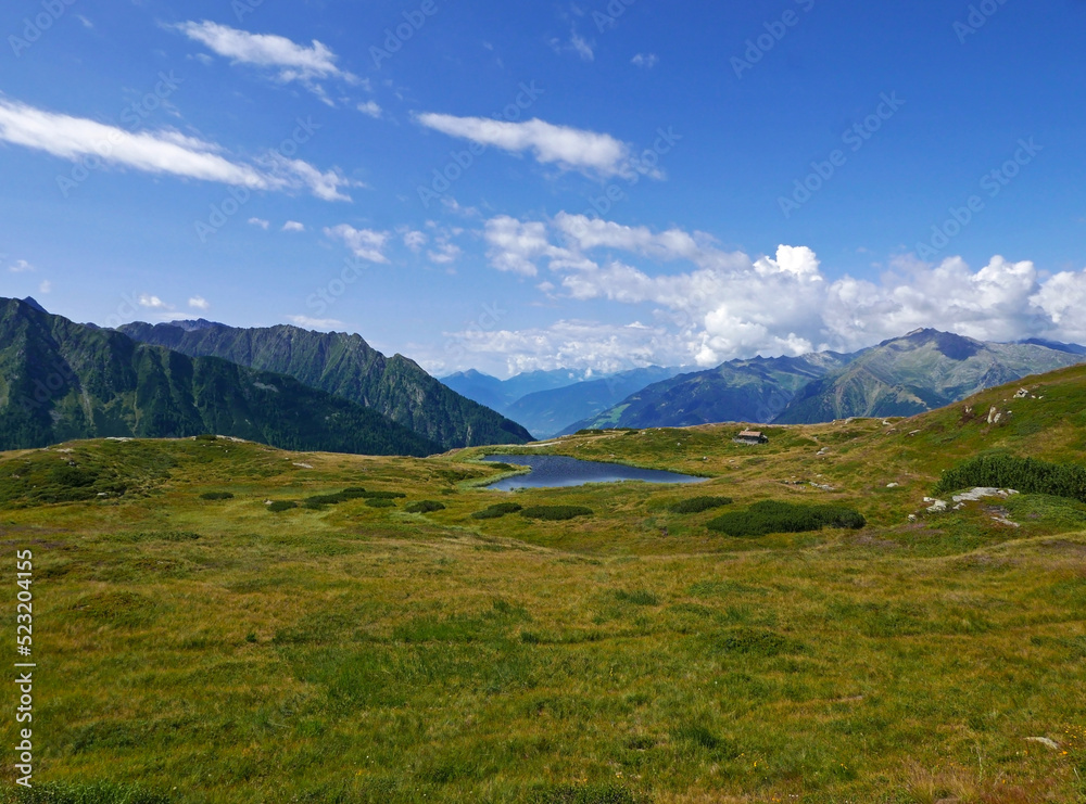 Fototapeta premium bellissimo e scenico panorama montano in estate